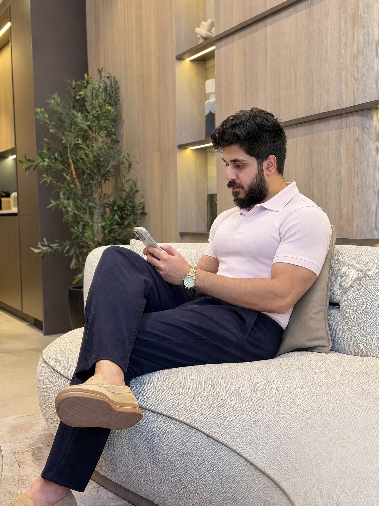 محمد خان، رئيس حمد القابضة، جالساً في مكان داخلي في دبي